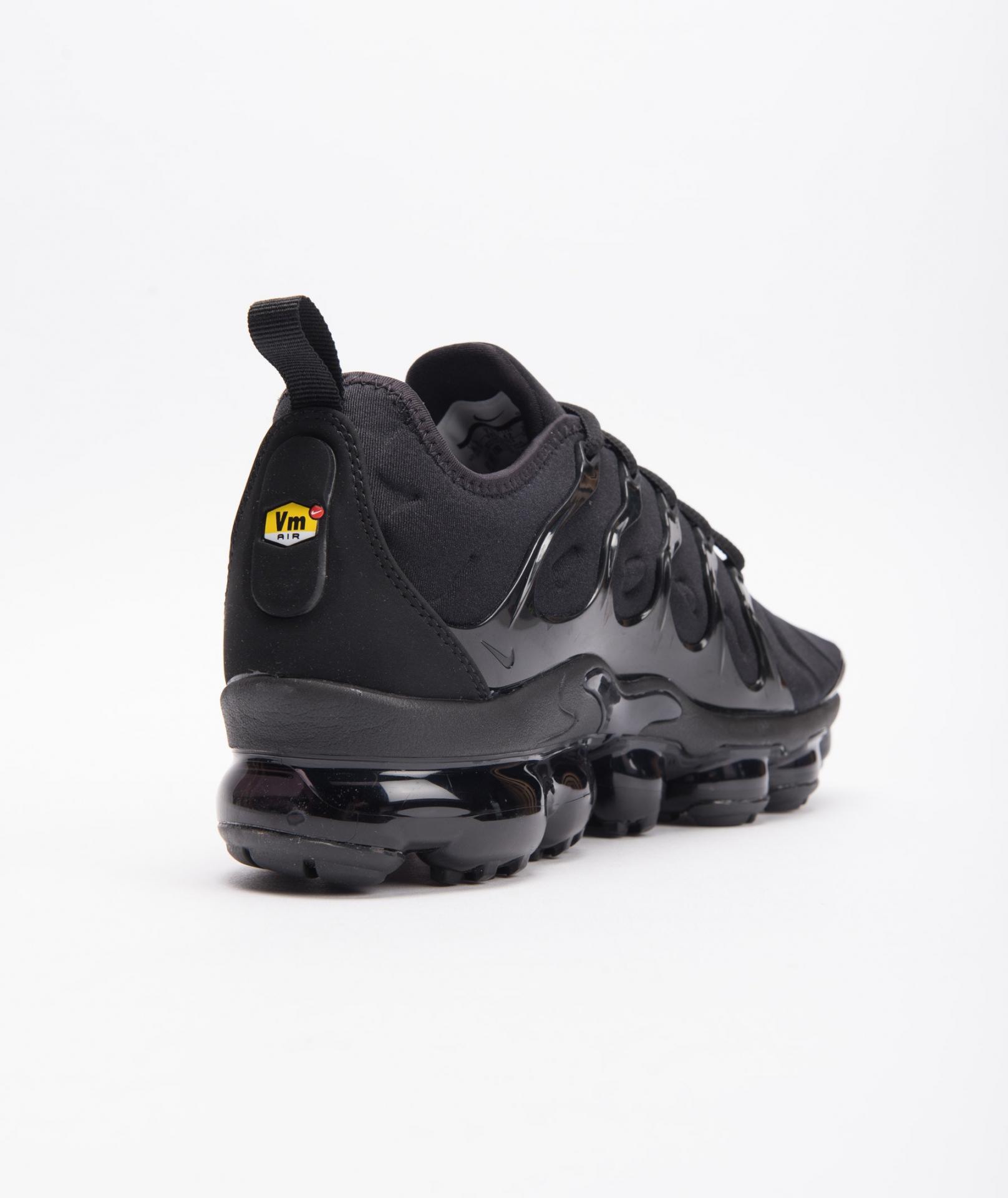 NIKE VAPORMAX PLUS