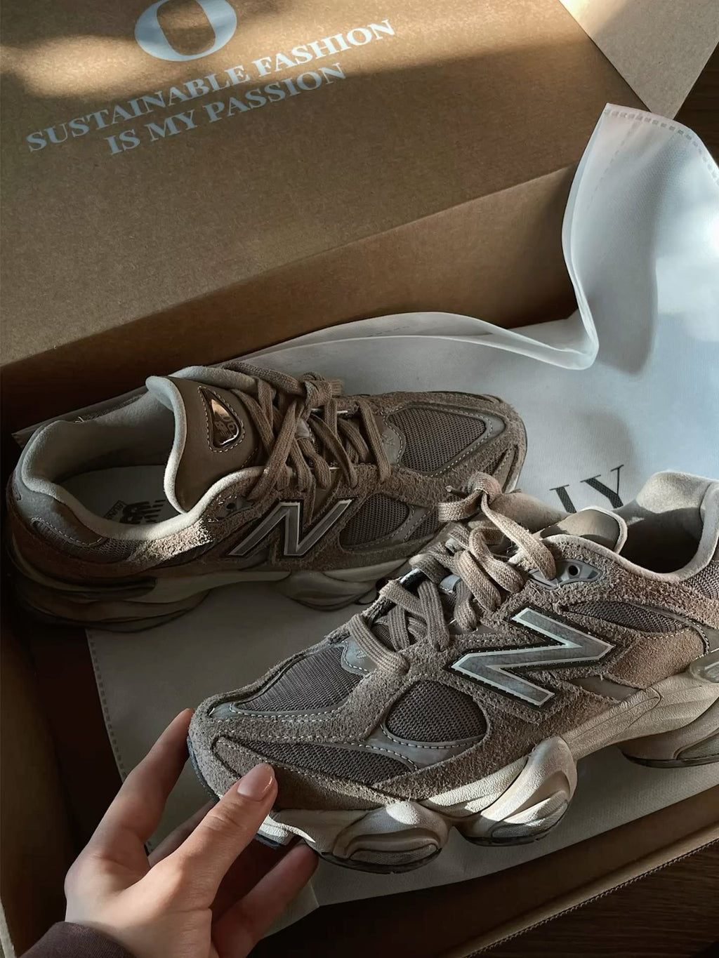 New Balance 9060 ‘Mushroom Timberwolf’ - Vista trasera